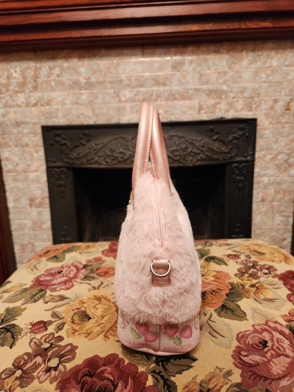 Hello Kitty pink strawberry faux fur bag - Picture 4 of 7